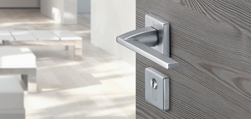 Poignée d'une porte entre-ouverte