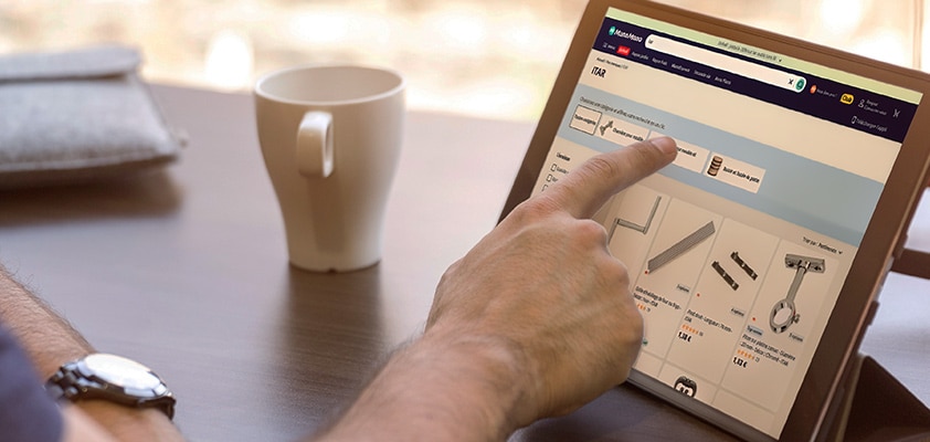 Tablette ouverte sur un site de marketplace