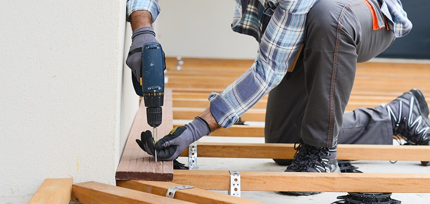 Homme se servant d'une visseuse