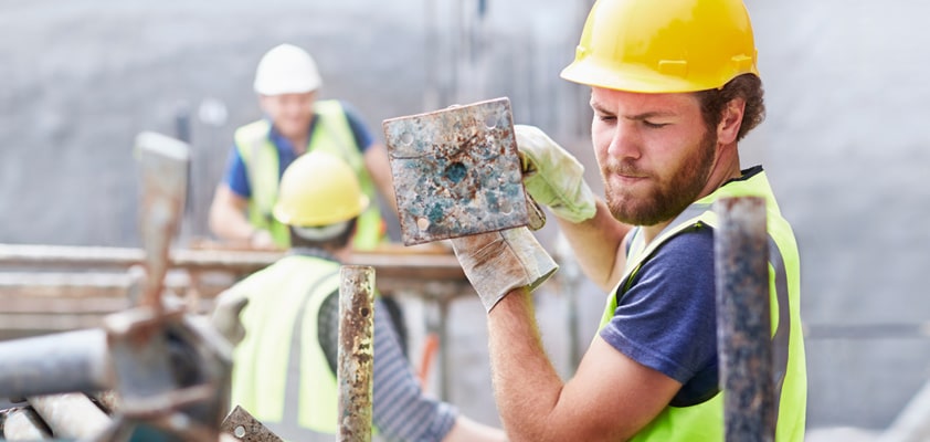 Hommes en tenue de chantier dans un chantier en plein air