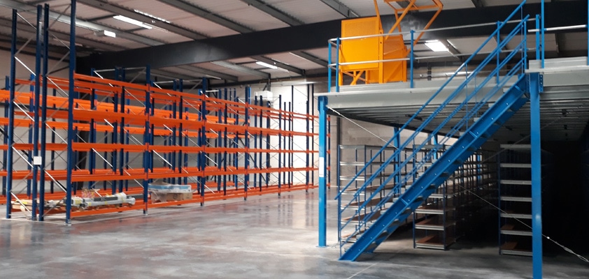 Rayonnages dans un entrepôt