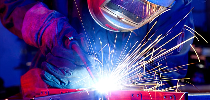 Homme utilisant des outils de soudure