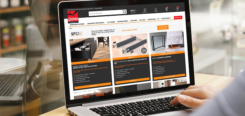 Ordinateur ouvert sur le site internet Qama Quincaillerie, sur la page du configurateur Spido