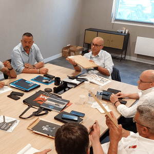 Personnes assises autour d'une table dans une salle de réunion