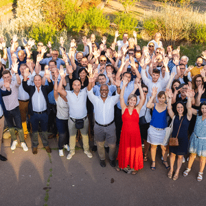 Personnes réunies à l'extérieur levant les bras