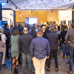Personnes réunies lors de l'inauguration de locaux