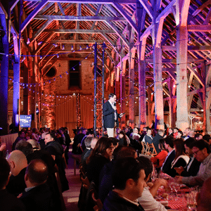 Personnes réunies dans une salle