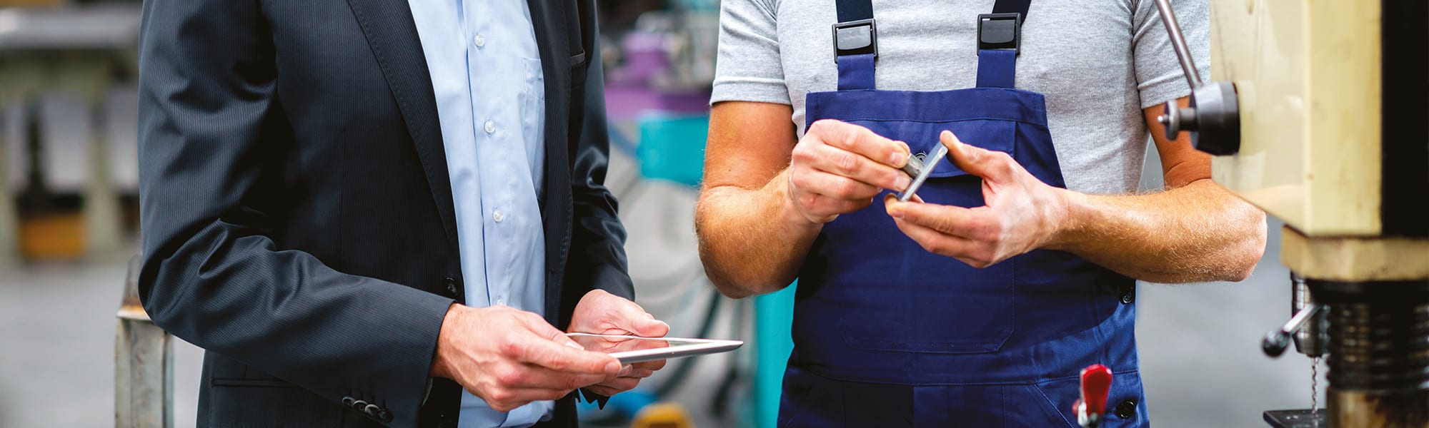 Vendeur discutant avec un client dans un magasin de bricolage