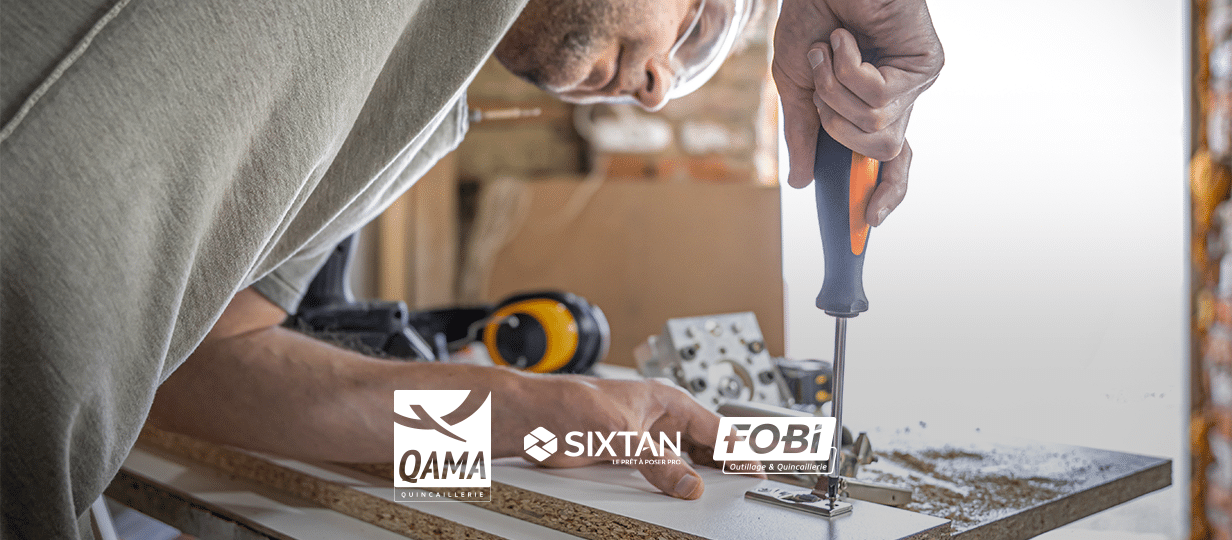 Homme se servant d'un tournevis, et logos Qama Quincaillerie, Sixtan et Fobi