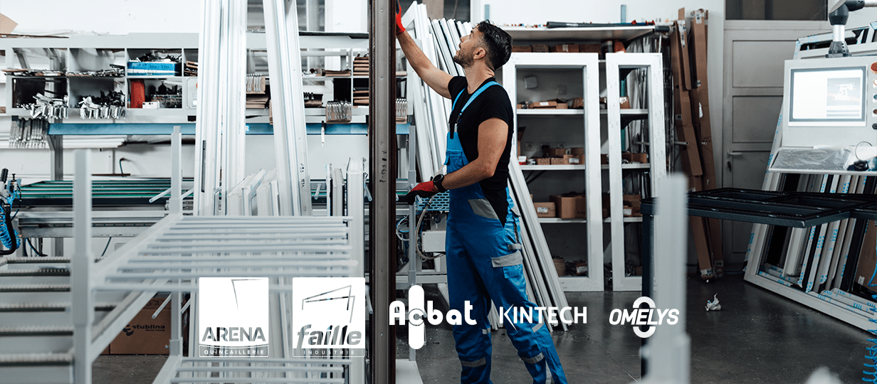 Homme dans un atelier avec les logos Arena Quincaillerie, Faille Industrie, Acbat, Kintech et Omelys