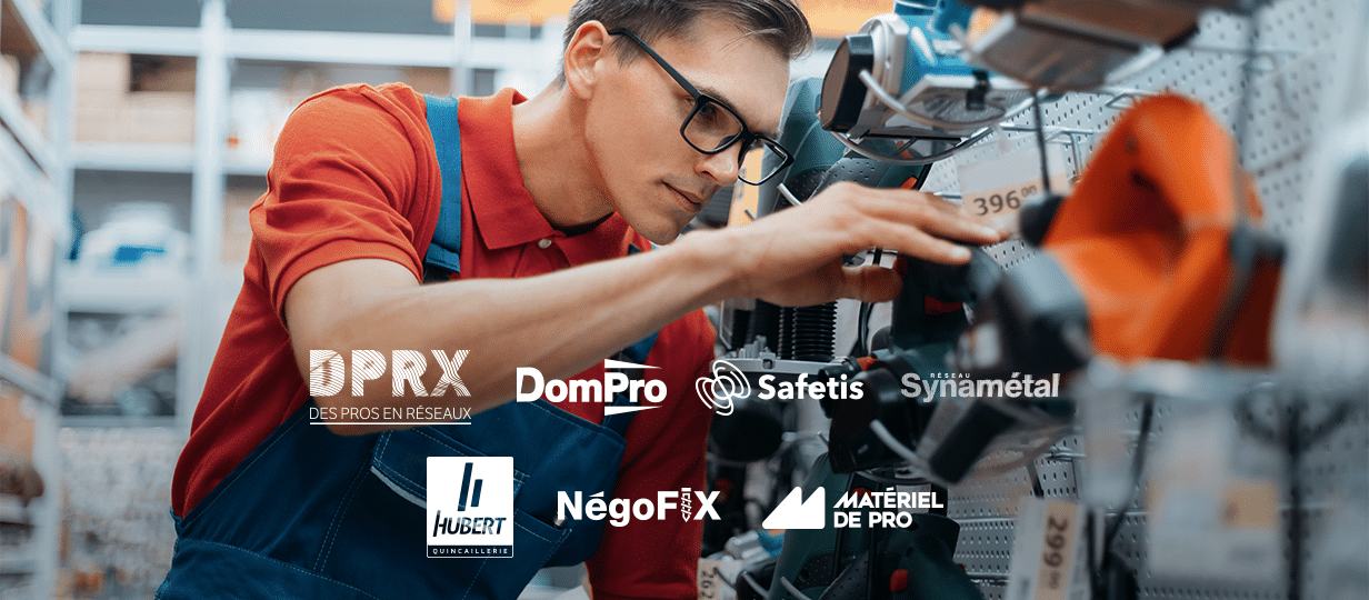 Homme dans un rayon de magasin de bricolage avec les logos DPRX des pros en réseaux, DomPro, Safetis, Réseau Synamétal, Hubert Quincaillerie, Négofix, Matériel de Pro